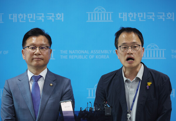 국민의힘 이양수(왼쪽), 더불어민주당 박주민 원내수석부대표가 1일 국회에서 이태원참사특별법 수정 합의사항을 발표한 뒤 기자들의 질문에 답하고 있다. (사진=연합뉴스)