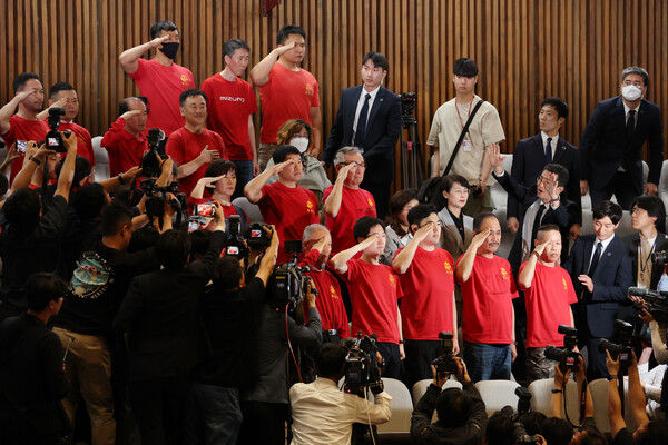 2일 서울 여의도 국회에서 열린 본회의에서 '해병대 채상병 사망사건 수사외압 의혹 특별검사법'이 통과되자 방청석에 있던 해병대 예비역 연대 회원들이 거수경례하고 있다. (사진=연합뉴스)