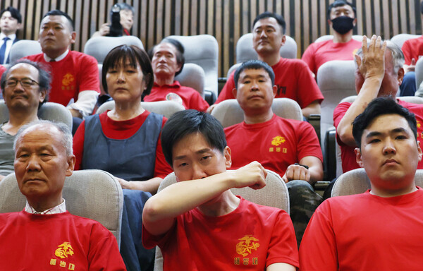 2일 국회 본회의에서 '채 상병 사망사건 수사외압 의혹 특별검사법'이 통과되자 방청석에 있던 해병대 예비역 연대 회원들이 눈물을 흘리고 있다. (사진=연합뉴스)