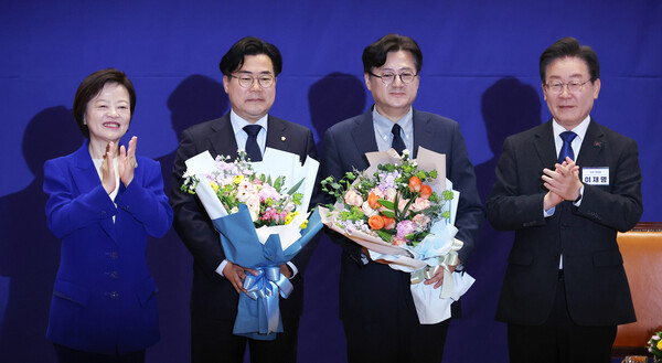  더불어민주당 새 원내대표에 선출된 박찬대 의원(왼쪽 두번째)이 3일 오전 국회 의원회관에서 열린 제22대 국회 더불어민주당 당선자 총회에서 이재명 대표, 진선미 당 선관위원장 등과 기념 촬영을 하고 있다. (사진=연합뉴스)