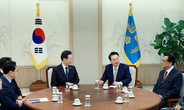 윤석열 대통령과 이재명 더불어민주당 대표가 4월 29일 서울 용산 대통령실에서 영수회담을 하고 있다. (사진=연합뉴스)