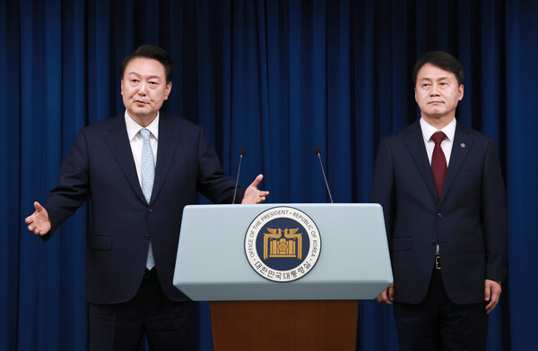 윤석열 대통령이 7일 서울 용산 대통령실 청사에서 신임 민정수석에 임명한 김주현 전 법무차관을 소개한 뒤 취재진의 질문에 답하고 있다. (사진=연합뉴스)