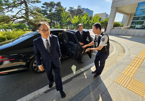 윤석열 대통령 부인 김건희 여사의 명품가방 수수 의혹과 도이치모터스 주가조작 의혹 수사를 지휘하는 서울중앙지검장을 전격 교체하는 법무부 인사가 단행된 가운데 13일 춘천지방검찰청 원주지청을 방문한 이원석 검찰총장은 인사와 관련한 기자의 질문에 묵묵부답하며 청사 안으로 들어서고 있다. (사진=연합뉴스)