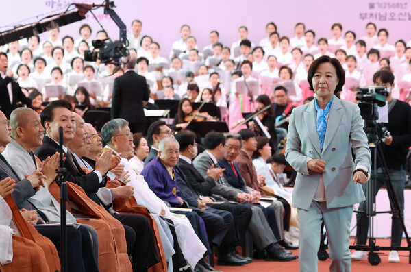 더불어민주당 추미애 당선인이 15일 서울 종로구 조계사에서 열린 불기 2568년 부처님오신날 봉축법요식에서 헌화한 뒤 윤석열 대통령 앞을 지나가고 있다. (사진=연합뉴스)