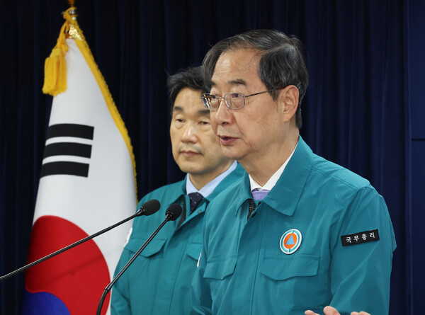 한덕수 국무총리가 이주호 사회부총리, 조규홍 복지부 장관과 16일 종로구 정부서울청사에서 의대정원 관련 대국민담화를 발표하고 있다. (사진=연합뉴스)