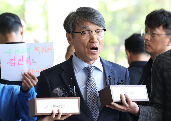 최재영 목사가 지난 13일 오전 소환조사를 위해 서울 서초구 서울중앙지방검찰청에 들어서며 입장을 밝히고 있다. (사진=연합뉴스)