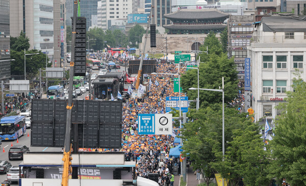 25일 오후 서울역 앞에서 열린 야당·시민사회 공동 해병대원특검법 거부 규탄 및 통과 촉구 범국민대회에서 참가자들이 윤석열 대통령의 특검법 거부권 행사를 규탄하는 구호를 외치고 있다. (사진=연합뉴스)
