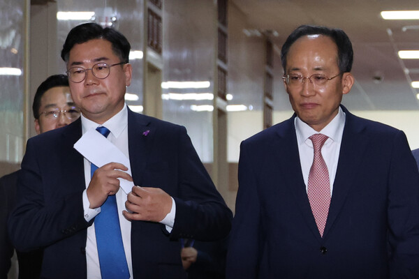 추경호 국민의힘  원내대표(오른쪽)와 박찬대 더불어민주당 원내대표가 27일 서울 여의도 국회에서 김진표 국회의장과 회동을 마치고 나오고 있다. (사진=연합뉴스)