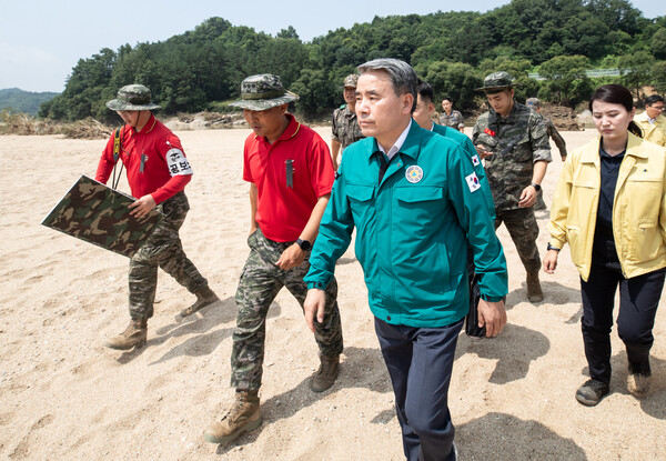 이종섭 전 국방부 장관이 지난해 7월 20일 오전 경북 예천군 호명면 보문교 인근 내성천을 찾아 브리핑을 듣고 돌아가고 있다.