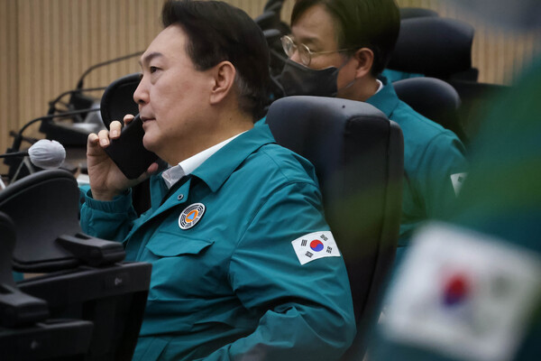 윤석열 대통령이 2022년 9월 5일 서울 용산 대통령실 국가위기관리센터에서 자치단체장과 통화하며 재난관련 대응태세를 점검하고 있다. (사진=연합뉴스)