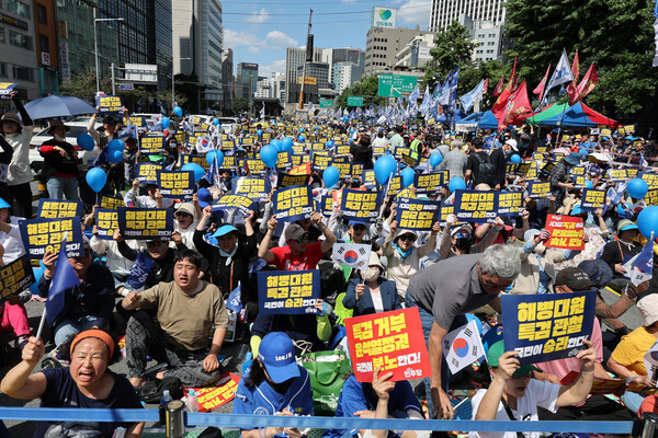 1일 오후 서울역 인근에서 열린 윤석열 정권 규탄 및 해병대원 특검법 관철을 위한 범국민대회에서 참가자들이 손팻말을 들고 윤석열 정권을 규탄하는 구호를 외치고 있다. (사진=연합뉴스)