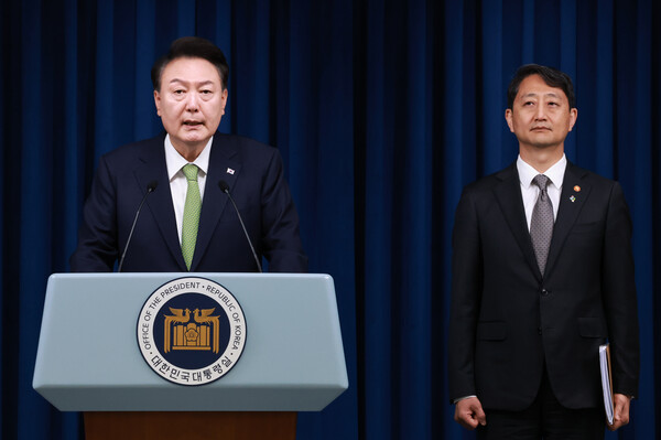 윤석열 대통령이 3일 오전 서울 용산 대통령실 청사 브리핑실에서 열린 국정브리핑에 참석해 동해 석유·가스 매장과 관련해 설명하고 있다. (사진=연합뉴스)