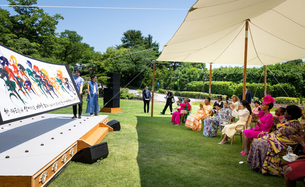 김건희 여사가 4일 서울 청와대 녹지원에서 열린 2024 한-아프리카 정상회의 배우자 친교 행사에서 참석자들과 함께 석창우 화백의 수묵 크로키 퍼포먼스 '사이클' 공연을 관람하고 있다. (사진=연합뉴스 / 대통령실)