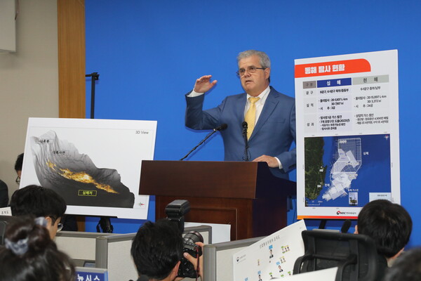 경북 포항 영일만 일대에 최대 140억배럴 규모의 석유·가스가 매장돼 있을 가능성이 있다고 분석한 미국 액트지오(Act-Geo)의 비토르 아브레우 대표가 7일 오전 정부세종청사 산업통상자원부 기자실에서 기자회견을 하고 있다. (사진=연합뉴스)