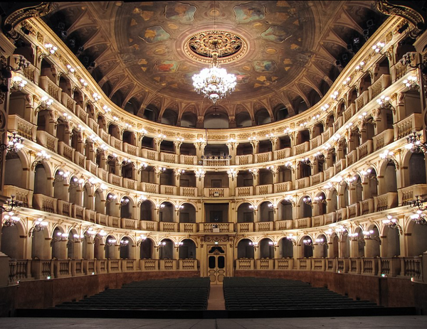 볼로냐 코무날레극장 내부전경.