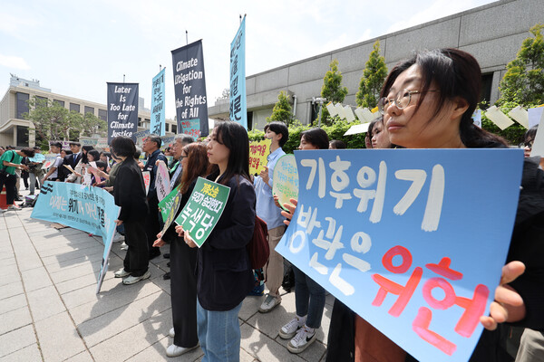 청소년기후소송, 시민기후소송, 아기기후소송, 탄소중립기본계획소송 관계자들이 지난 4월 23일 서울 종로구 헌법재판소 앞에서 정부의 기후 위기 대응 부실을 규탄하고 있다. 헌법재판소는 이날 정부의 기후 위기 대응 부실이 기본권을 침해한다며 청소년·시민단체·영유아 등이 낸 기후소송 첫 공개변론을 열었다. (사진=연합뉴스)