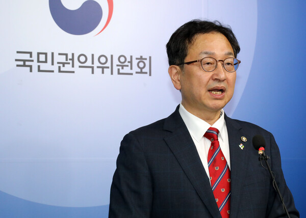 국민권익위원회 정승윤 부위원장 겸 사무처장이 10일 오후 정부세종청사에서 브리핑을 열고 윤석열 대통령의 배우자 김건희 여사가 명품 가방을 수수했다는 내용의 비위 신고 사건을 '위반 사항 없음'으로 종결 처리했다고 밝