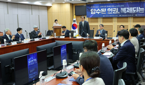 조국혁신당 조국 대표가 17일 오전 서울 국회 의원회관에서 열린 전자정보 압수·수색에 관한 특례법 제정을 위한 입법 토론회에서 인사하고 있다. (사진=연합뉴스)