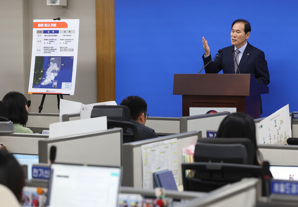 김동섭 한국석유공사 사장이 19일 오후 정부세종청사 산업통상자원부 기자실에서 동해 심해 가스전 개발 현안과 관련해 브리핑을 하고 있다. (사진=연합뉴스)