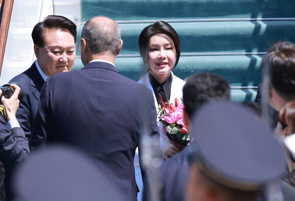 우즈베키스탄을 국빈 방문한 윤석열 대통령과 김건희 여사가 지난 13일(현지시간) 우즈베키스탄 타슈켄트 국제공항에 도착해 전용기인 공군 1호기에서 내려 꽃다발을 받고 있다.