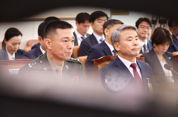  21일 오전 국회 법사위의  '순직 해병 진상규명 방해 및 사건은폐 등의 진상규명을 위한 특별검사 임명법(채상병특검법)'에 대한 입법청문회에 출석한 이종섭 전 국방부 장관과 임성근 전 해병대 1사단장(왼쪽). (사진=연합뉴스)