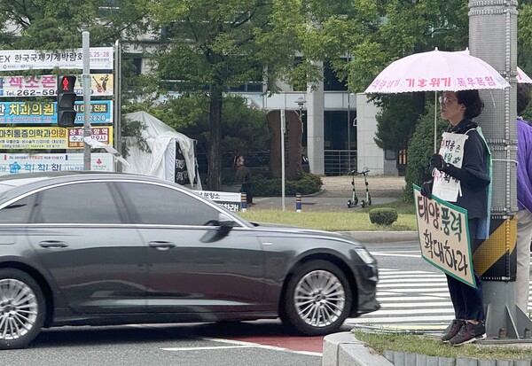 창원기후위기비상행동 회원들이 지난 21일 경남 창원시 경남도청 앞 도로에서 기후위기 대응 필요성을 알리는 시위를 하고 있다. (사진=연합뉴스)