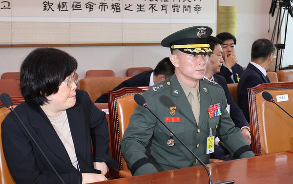 지난 21일 국회 법사위에서 열린 '채상병 특검법 입법청문회'에 출석한 임성근 전 해병대 1사단장(오른쪽)과 유재은 법무관리관. (사진=연합뉴스)