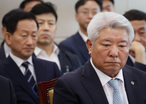 지난 25일 국회에서 열린 과학기술정보방송통신위원회 전체회의에서 김홍일 방통위원장(오른쪽)과 류희림 방심위원장이 자리에 앉아 있다. (사진=연합뉴스)