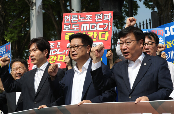 28일 오전 정부과천청사 정문 앞에서 국민의힘 과학기술정보방송통신위원, 상임위원장단, 원내대표단이 방통위원장 탄핵소추 규탄 기자회견을 하고 있다. (사진=연합뉴스)