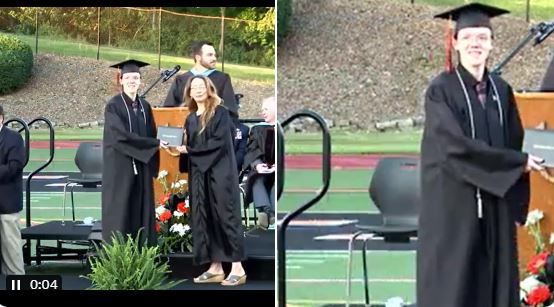 지난 2022년 베델파크 고교 졸업식에서 졸업장을 받고 있는 범인 토마스 크룩스. (X캡처)