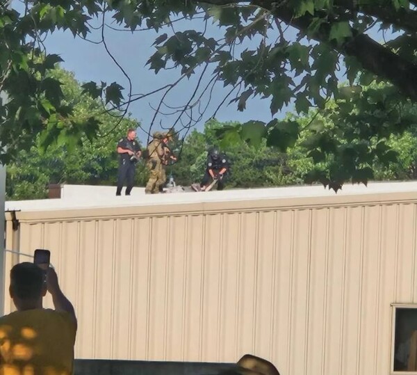 경찰이 쓰러진 총격범을 확인하는 장면. (X캡처)