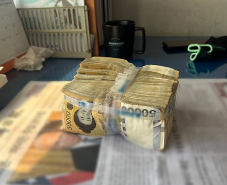 지난 4일 울산의 한 아파트 화단에서 발견된 5,000만원 돈다발. (사진=연합뉴스 / 울산경찰청)