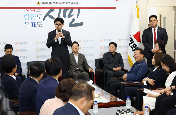 한동훈 국민의힘 당 대표 후보가 18일 서울시의회에서 국민의힘 시의원들과 간담회를 하고 있다. (사진=연합뉴스)