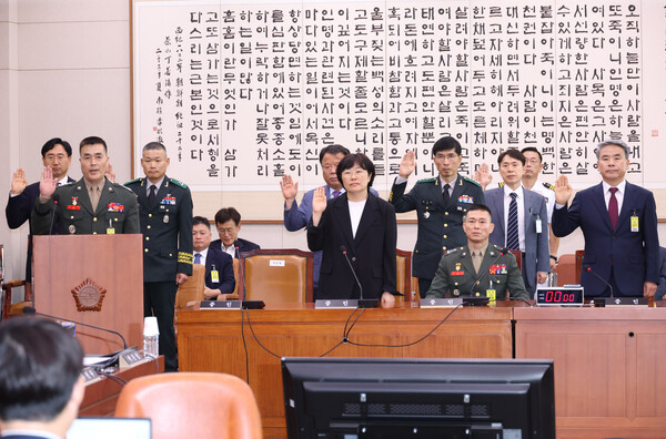 19일 국회 법사위에서 열린 '윤석열 대통령 탄핵 청원' 청문회에서 증인들이 증인선서를 하는 가운데, 임성근 전 해병대 사단장은 증인 선서를 거부한 채 자리에 앉아 있다. (사진=연합뉴스)