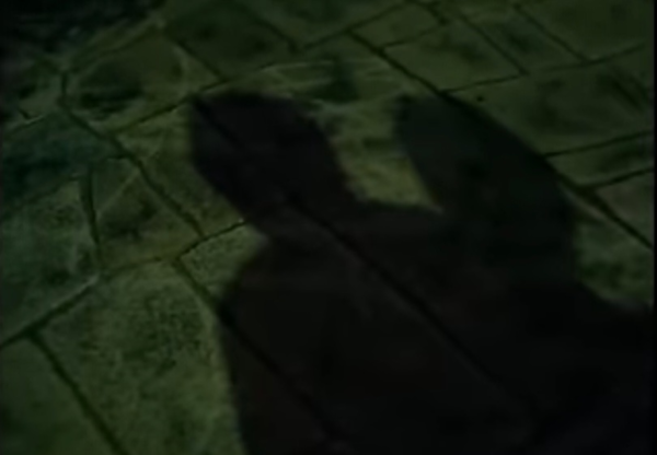 그림자가 겹쳐지면 더 어두워지는지를 즉시 확인하는 야쿠쇼 코지(히라야마 역)와 그날 처음 만난 남자