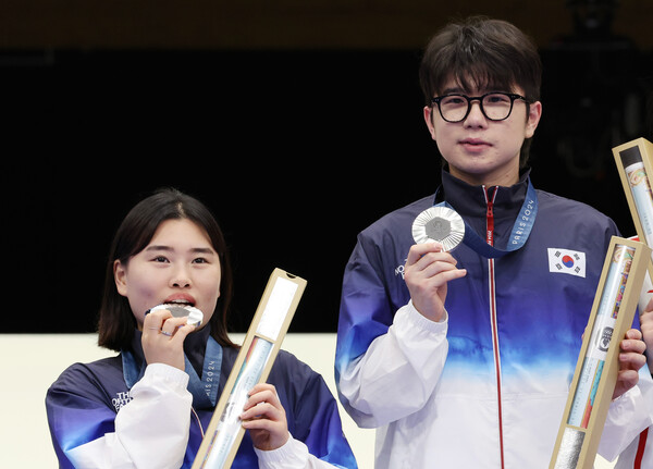 27일(현지시간) 프랑스 샤토루 슈팅 센터에서 열린 2024 파리올림픽 사격 공기소총 10m 혼성 단체 시상식에서 은메달을 차지한 금지현(왼쪽)과 박하준이 시상대에서 기념촬영하고 있다.(사진=연합뉴스)