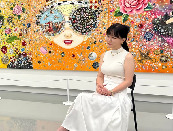  ’Eternal Golden’ 배경으로 인터뷰하는 김지희 작가 / 제공 = 뮤지엄 웨이브 
