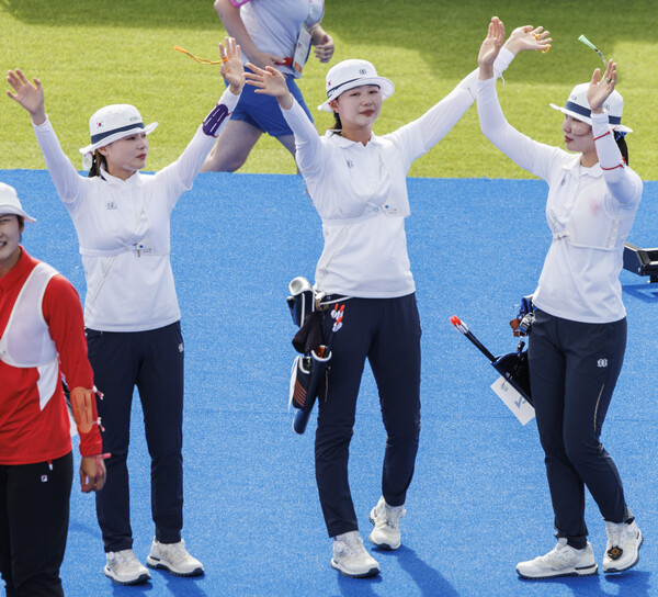 28일(현지시간) 프랑스 파리 레쟁발리드 양궁 경기장에서 열린 2024 파리올림픽 양궁 여자단체전 중국과의 결승전에서 선수들이 올림픽 연속 10연패를 달성한 뒤 환호하는 관중을 향해 인사하고 있다. (사진=연합뉴스)