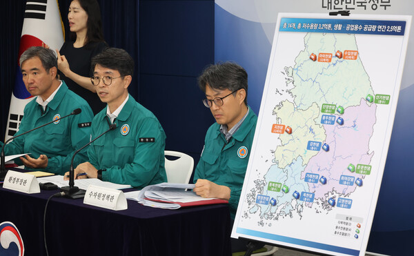 김완섭 환경부 장관이(가운데) 30일 서울 종로구 정부서울청사에서 기후대응댐 건설 계획에 대한 브리핑을 하고 있다. (사진=연합뉴스)