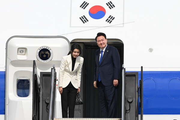 윤석열 대통령과 김건희 여사가 지난 11일(현지시간) 미국 워싱턴DC 인근 덜레스 국제공항에서 나토(NATO) 75주년 정상회의 참석을 마치고 귀국하기 위해 전용기인 공군1호기에 올라 인사하고 있다. (사진=연합뉴스)