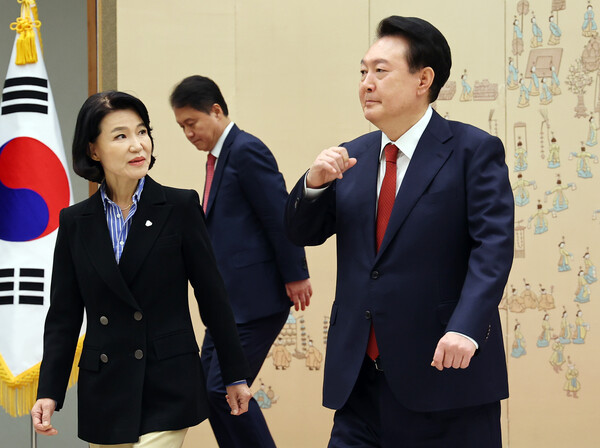 윤석열 대통령이 1일 서울 용산 대통령실 청사에서 이진숙 방송통신위원장에게 임명장을 수여한 뒤 이 위원장과 대화하며 환담장으로 향하고 있다. (사진=연합뉴스 / 대통령실 사진기자단)