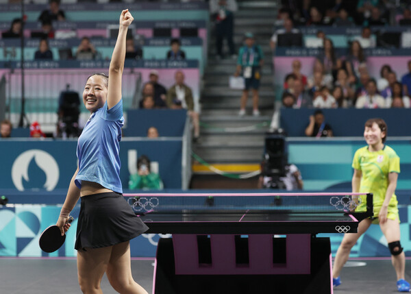 1일(현지시간) 프랑스 파리 사우스 파리 아레나에서 열린 2024 파리올림픽 탁구 여자 단식 8강전에서 한국 신유빈이 일본 히라노 미우를 상대로 경기를 하던 중 득점하자 환호하고 있다. (사진=연합뉴스)