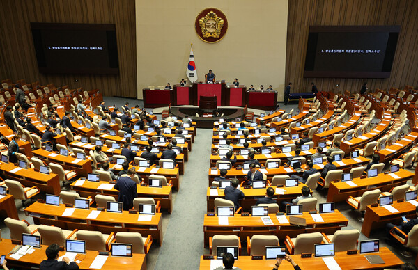 2일 국회 본회의에서 이진숙 방송통신위원장 탄핵소추안이 야당 단독으로 통과되고 있다. (사진=연합뉴스)