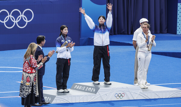 3일(현지시간) 프랑스 파리 레쟁발리드에서 열린 2024 파리올림픽 양궁 여자 개인전 결승에서 금메달을 딴 한국의 임시현이 시상대에 오르고 있다. (사진=연합뉴스)