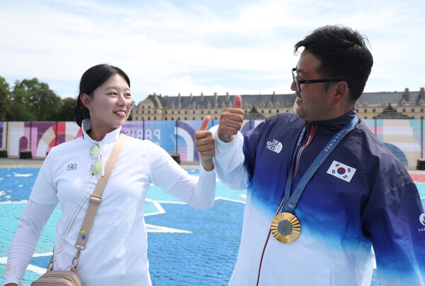 4일(현지시간) 프랑스 파리 레쟁발리드에서 열린 2024 파리올림픽 양궁 남자 개인전 결승전에서 승리해 금메달을 차지한 한국 김우진이 임시현의 축하를 받고 있다. (사진=연합뉴스)