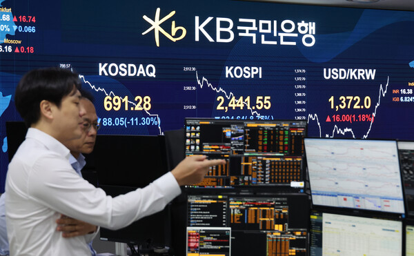 5일 코스피지수는 전장 대비 234.64포인트(8.77%) 내린 2,441.55에 장을 마쳤다. 코스닥은 88.05p(11.30%) 폭락한 691.28로 마감했다. 사진은 이날 여의도 KB국민은행 딜링룸 모습. (사진=연합뉴스)