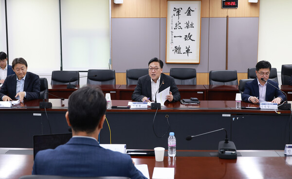 김병환 금융위원회 위원장이 5일 오후 정부서울청사에서 금융위원회와 금융감독원, 한국거래소 등 관계기관과 함께 개최한 긴급 시장점검회의에서 주식시장 폭락 사태에 대해 논의하고 있다. (사진=연합뉴스) 