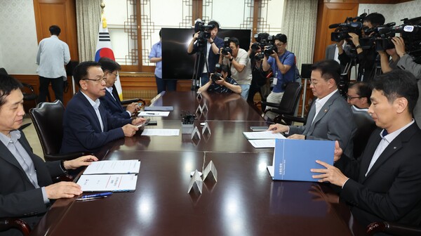 최상목 부총리 겸 기획재정부 장관이 18일 서울 종로구 정부서울청사에서 열린 부동산 관계장관회의에서 발언하고 있다.  정부는 수도권 집값을 잡기 위해 향후 6년간 42만7,000가구를 공급하기로 했다. (사진=연합뉴스)
