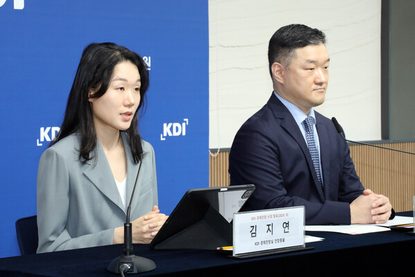 김지연 KDI 경제전망실 전망총괄이 8일 오전 정부세종청사 기재부 브리핑실에서 8월 수정 경제전망을 설명하고 있다. 오른쪽은 정규철 KDI 경제전망실장. (사진=연합뉴스)