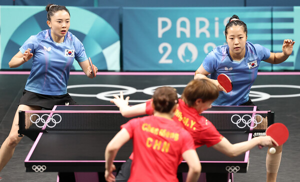 8일(현지시간) 프랑스 파리 사우스파리 아레나에서 열린 2024 파리올림픽 탁구 여자 단체전 4강전 한국과 중국의 경기. 1경기에 출전한 전지희-신유빈이 중국 천멍왕만위를 상대하고 있다. (사진=연합뉴스)